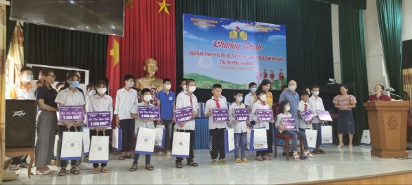 Hỗ trợ học phí cho gia đình thu nhập thấp tại Việt Nam